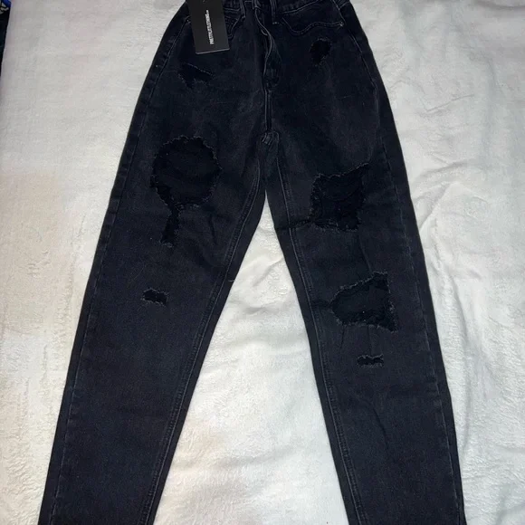 NWT PRETTYLITTLETHING Washed Black Ripped Mom Jeans - Picture 2 of 5